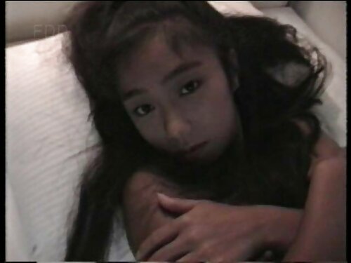 Nacktes Mädchen mit  ...