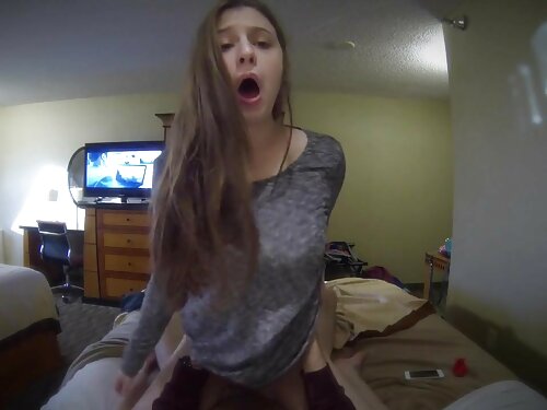 Schöne Brünette gibt ...