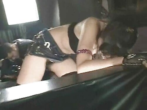 Junge asiatische Tra ...