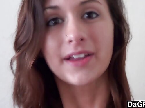 Mädchen legt ihre Fi ...