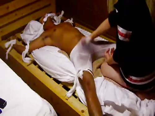 Nackte Frau in Tatam ...