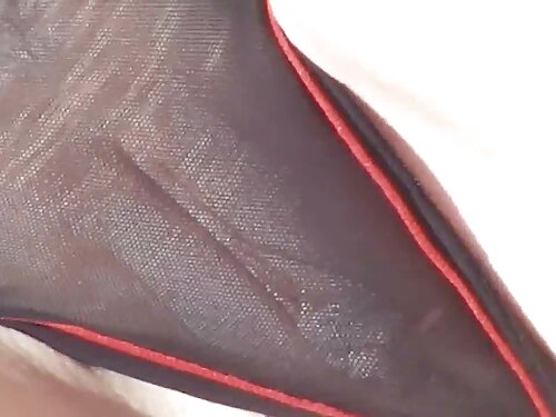 Brünette mit haarige ...