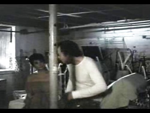 Zierliche Brünette L ...