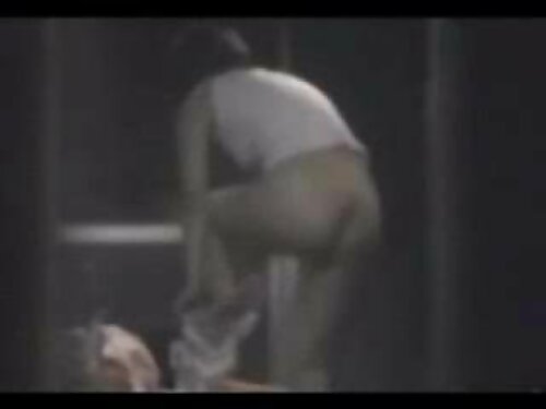 Zwei Mädchen küssen  ...