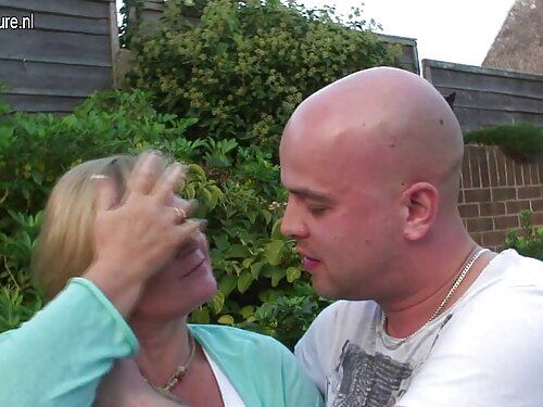 Mädchen sitzen mit e ...